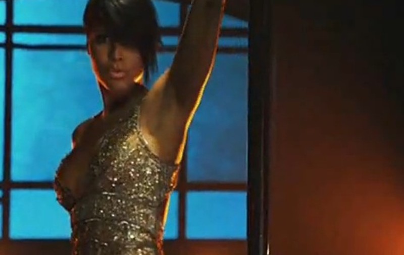 Video / Toni Braxton dansează provocator la bară