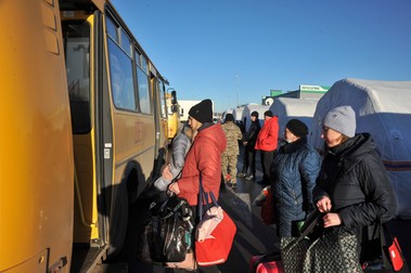 Localnicii din autoproclamata Republică Populară Donețk urcă într-un autobuz pentru a intra în Rusia la postul vamal „Matveev Kurgan” din regiunea Rostov, Rusia, 19 februarie 2022. Foto: EPA