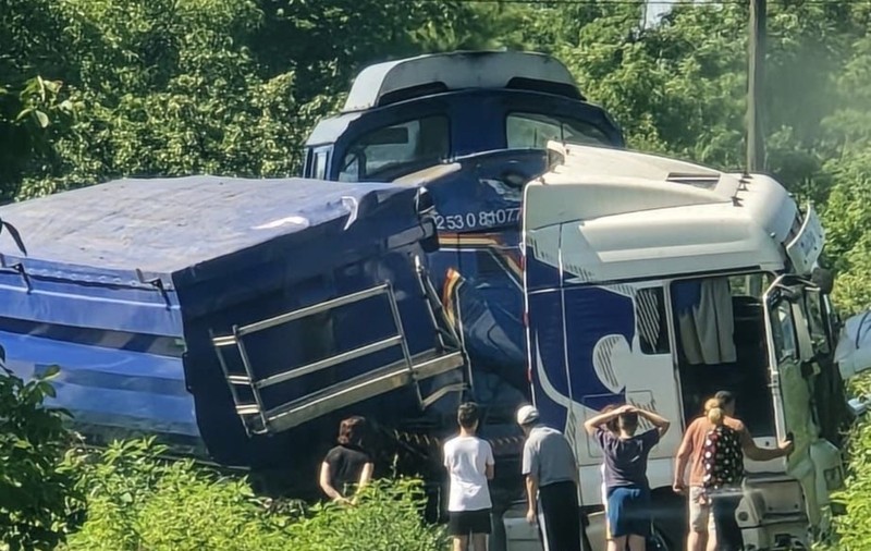 Un TIR încărcat cu cărbune pentru CE Oltenia a fost lovit în plin de o locomotivă, la Ploștina