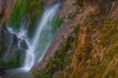Cascada Pișoaia și Dealul cu Melci din Munții Apuseni, România