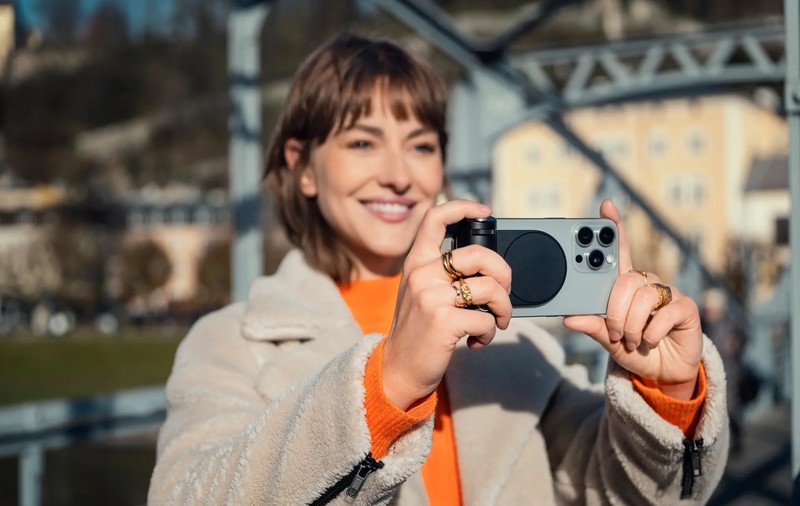 Cât de scump e suportul Leica de lux pentru iPhone cu care poți să faci poze mai bune