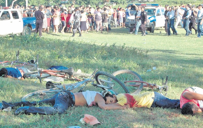 14 spectatori, asasinaţi la un meci