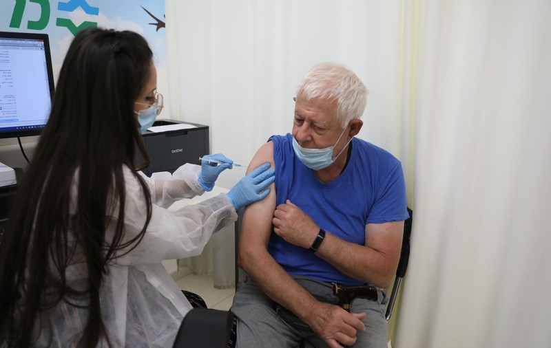 Autoritățile din Israel anunță ieșirea din valul patru al pandemiei prin vaccinarea cu a treia doză