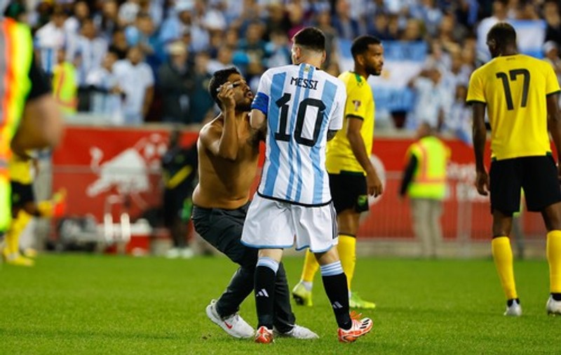 Leo Messi, atacat de fani pe teren. Starul argentinian a dat autograf pe spatele unui admirator în timpul meciului cu Jamaica