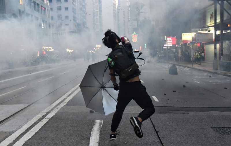 Noi proteste în Hong Kong. Poliția a dat cu gaze lacrimogene după ce manifestanții au atacat sediul agenției naționale de știri a Chinei