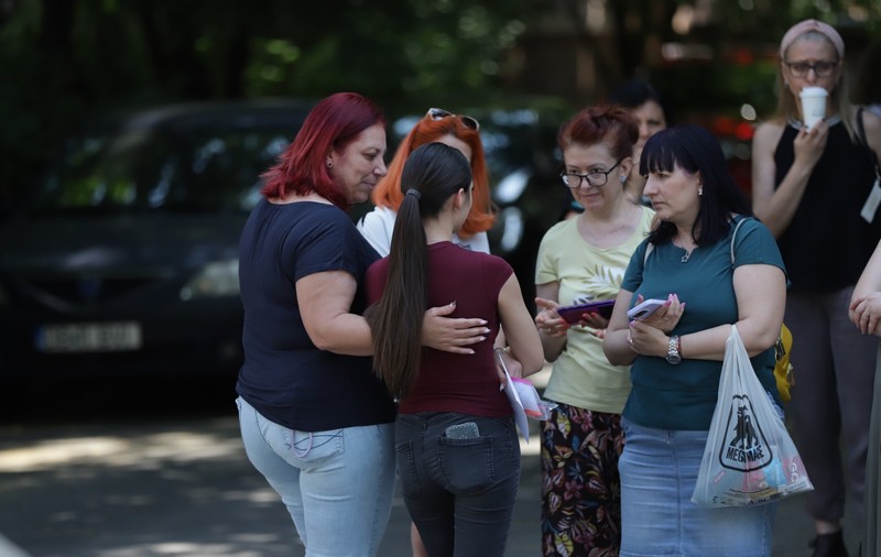 Evaluarea Națională 2026 la Română. Profesori ținuți „ostatici” până la 8 ore în școli: sindicatele acuză Ministerul de incompetență și răzbunări