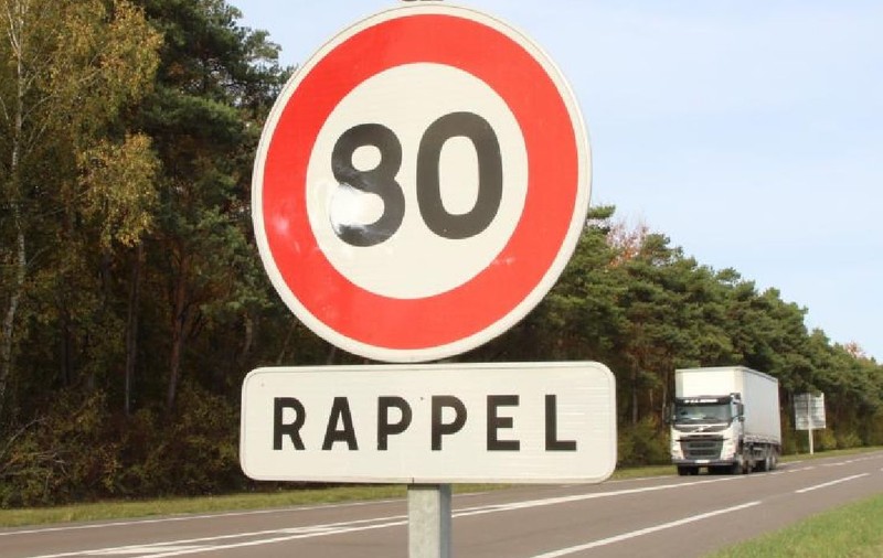 O șoferiță a fost păcălită de un indicator vopsit, în Franța. Cifra 8 transformată în 9 i-a adus o amendă de 68 de euro