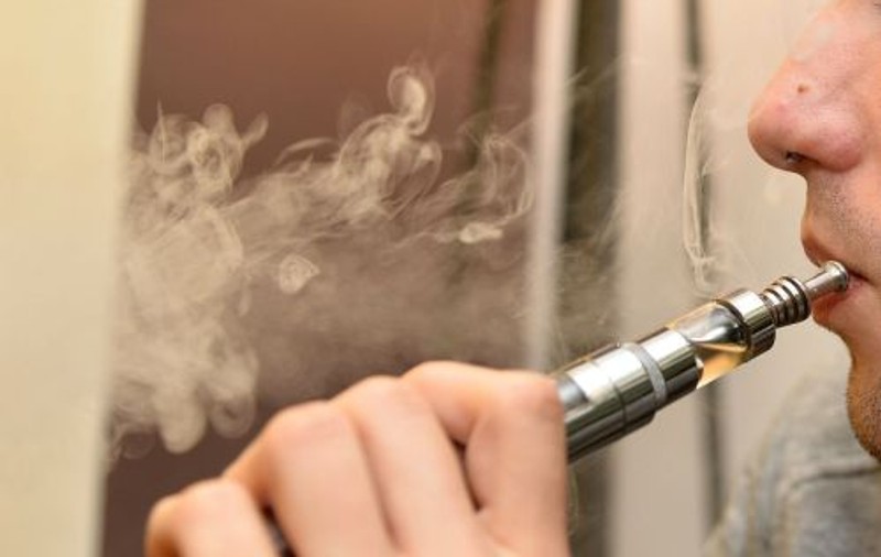 Studiu: Fumătorii de tutun ar putea câștiga 86 de milioane de ani de viață dacă ar fuma țigări electronice