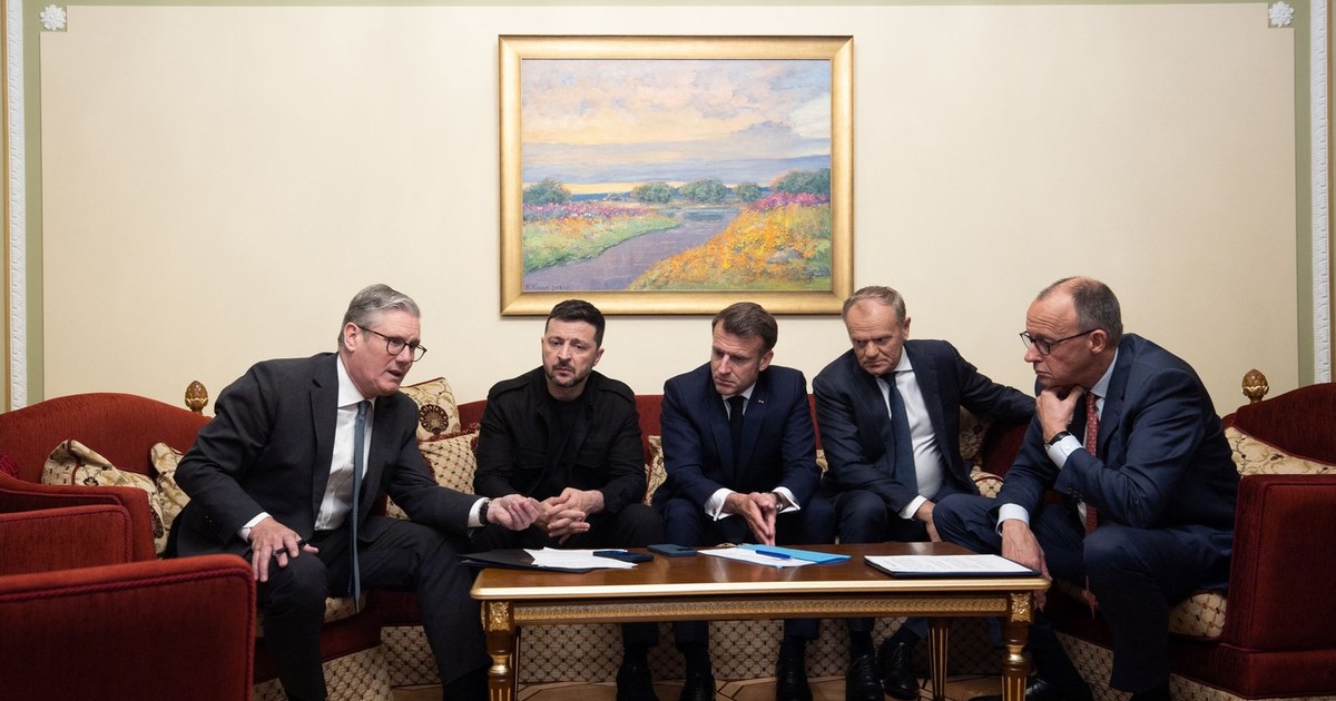 De la stânga la dreapta - Keir Starmer, Volodimir Zelenski, Emmanuel Macron, Donald Tusk și Friedrich Merz surprinși în timp ce discută la Kiev Foto: Profimedia
