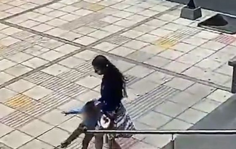 Copil de trei ani, bătut crunt de mătușa sa pe stradă. Totul a fost înregistrat | FOTO