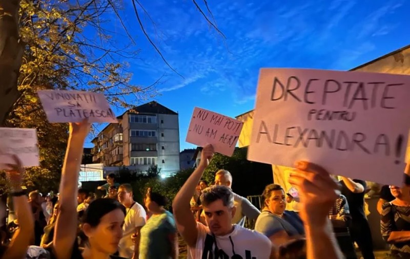 Protest la Maternitatea Botoşani în cazul tinerei care a murit după ce a pierdut o sarcină: „Vrem dreptate pentru Alexandra!”