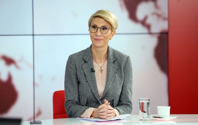 Creșterea euro la nivelul record de 4,8 lei nu are legătură cu criza politică, crede Raluca Turcan. Care sunt explicațiile