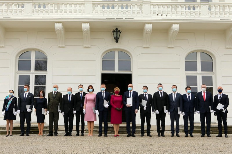 Guvernul Slovaciei a depus jurământul cu măști și mănuși de protecție Foto: EPA