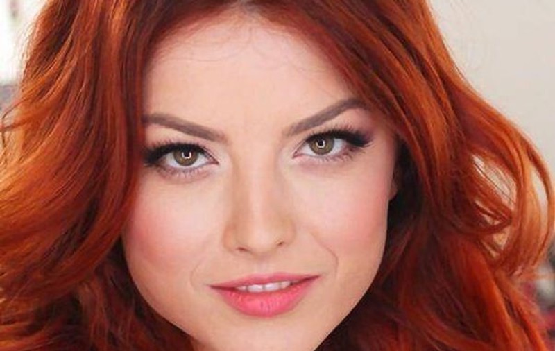 Elena Gheorghe, într-o FOTOGRAFIE DE SUCIT MINŢILE BĂRBAŢILOR