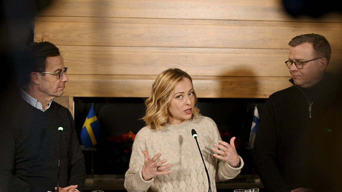 Giorgia Meloni, într-o conferință de presă alături de omologii săi grec Kyriakos Mitsotakis (stânga) și finlandez Petteri Orpo (dreapta) Foto: Profimedia