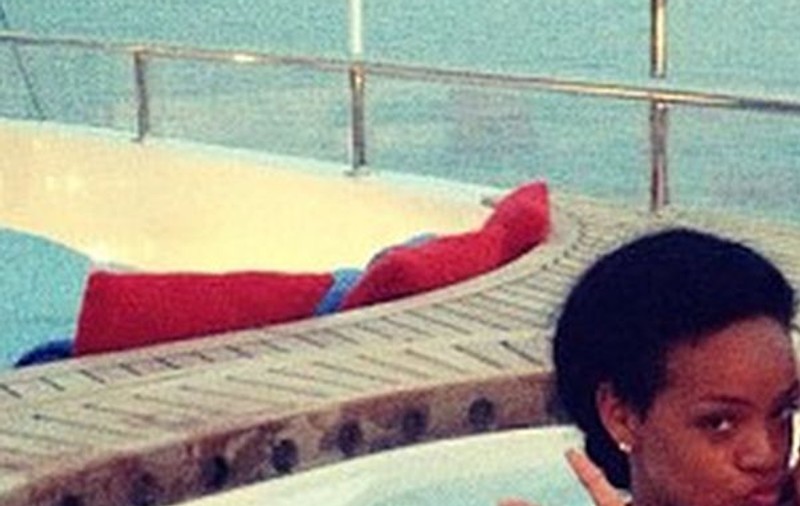 Nu o să-ți vină să crezi cu cine este Rihanna în jacuzzi! | FOTO