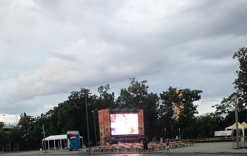Primăria Capitalei n-are mușterii, la ecranul amplasat lângă Arena Națională. Ploaia i-a alungat pe microbiști / GALERIE FOTO & VIDEO