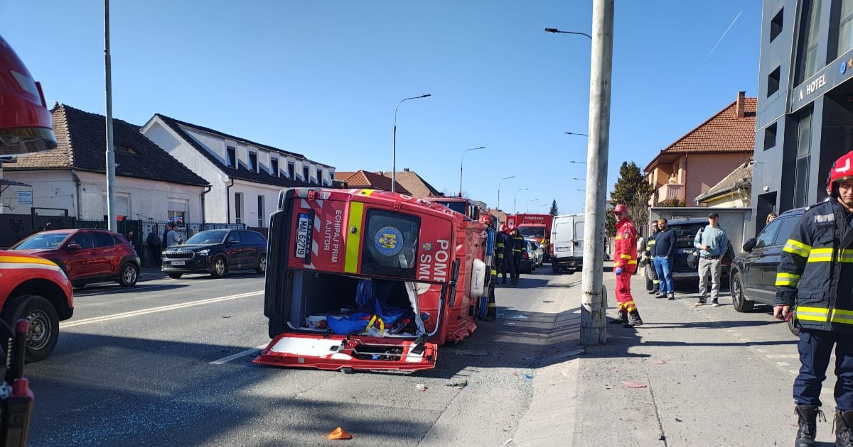 O ambulanță SMURD, răsturnată pe carosabil, după ce s-a ciocnit cu un autoturism