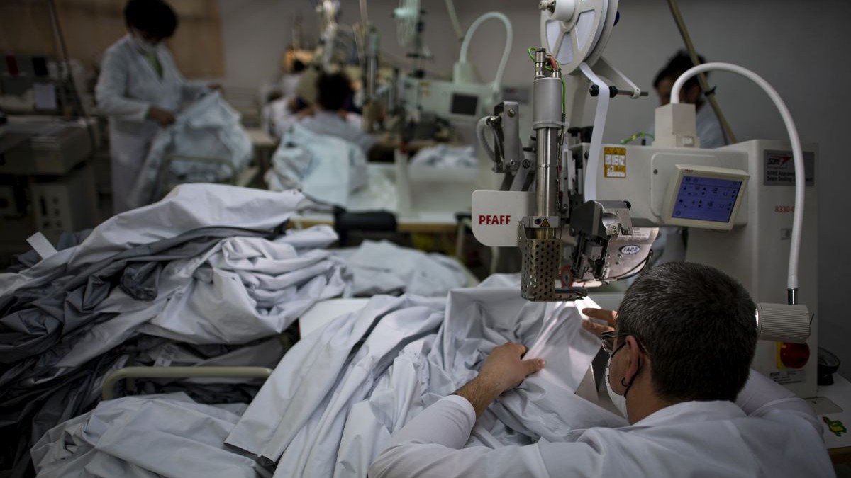 Mai multe fabrici de textile din Bulgaria au început să producă echipamente de protecție FOTO: EPA