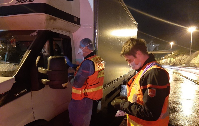 Criticată pentru închiderea graniței, Franța a trimis pompieri cu 10.000 de teste COVID în Dover, pentru a grăbi plecarea camioanelor până de Crăciun
