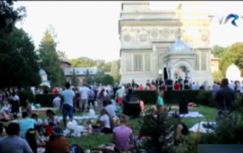 AU VENIT CU MICI, BERE ŞI MANELE ÎN CURTEA MĂNĂSTIRII! Credinicioşii sosiţi la slujbă la Curtea de Argeş au rămas... dezamăgiţi