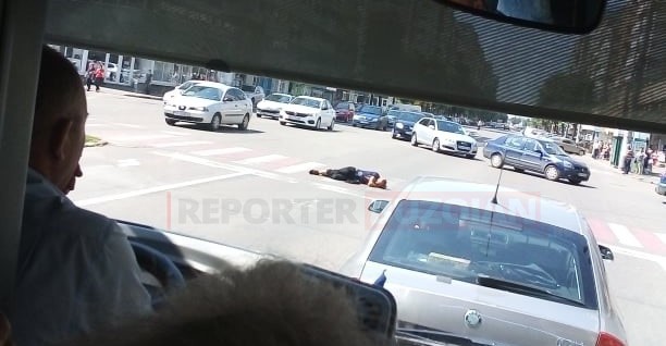 Buzoianul s-a pus în mijlocul străzii când mașinile opriseră la semafor