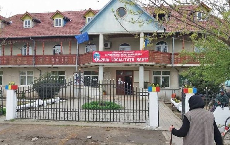 Rast, comuna din Dolj unde tricolorul e vopsit pe toți stâlpii. Urbea se pregătește de sărbătoare