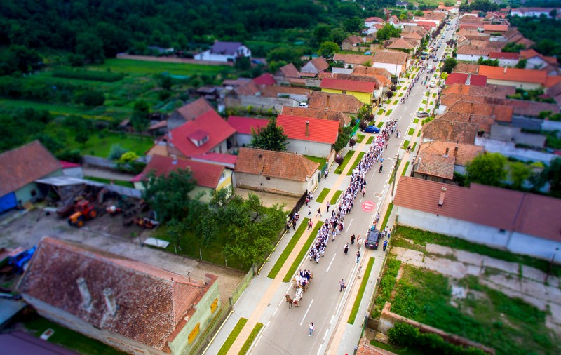 REPORTAJ/La Ciugud, „viaţa la ţară e ca afară”: utilităţi în fiecare casă, piste de biciclete, drumuri asfaltate. Comuna falimentară e acum milionară