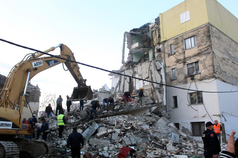 epa08025883 People search for survivors in the rubble of a building after an earthquake hit Thumane, Albania, 25 November 2019. Albania was hit by a 6.4 magnitude earthquake on 26 November 2019, leaving three people dead and dozens injured. EPA-EFE/MALTON DIBRA