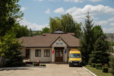 Sediul Primăriei Pogoneşti, cu microbuzul şcolar în parcare