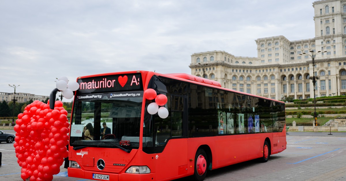 Asociația Prematurilor a organizat conferința de presă „Eroi în scutece: Călătoria Prematurilor”, simbolic, la bordul unui autobuz rosu