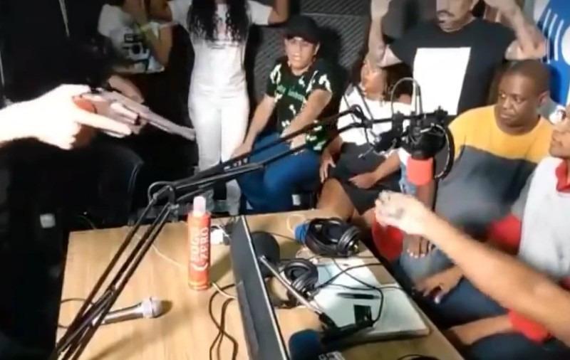 Jaf armat, în direct, la un post de radio din Brazilia. În studio se afla și Miss Sao Paolo (VIDEO)