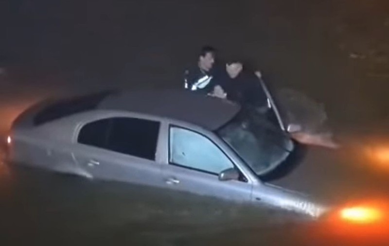 Doi polițiști au sărit fără să stea pe gânduri în apele reci ale Jiului pentru a salva o femeie blocată într-o mașină ajunsă în râu | VIDEO