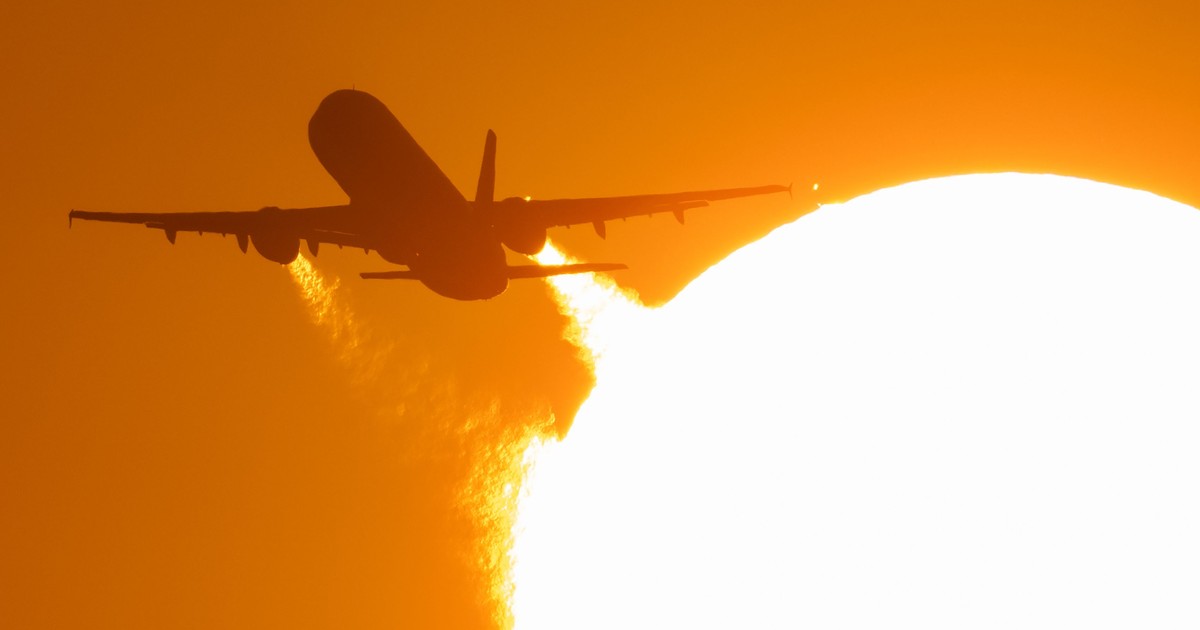 Foto cu un avion care decolează