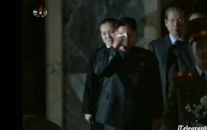 Kim Jong-un își plânge tatăl cu lacrimi de crocodil! VIDEO