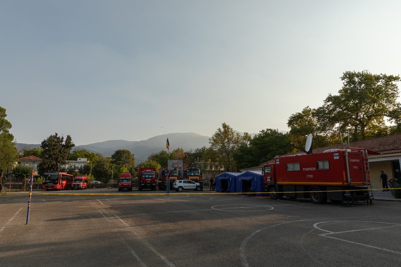Deși situația s-a mai calmat, pompierii stau în continuare de veghe