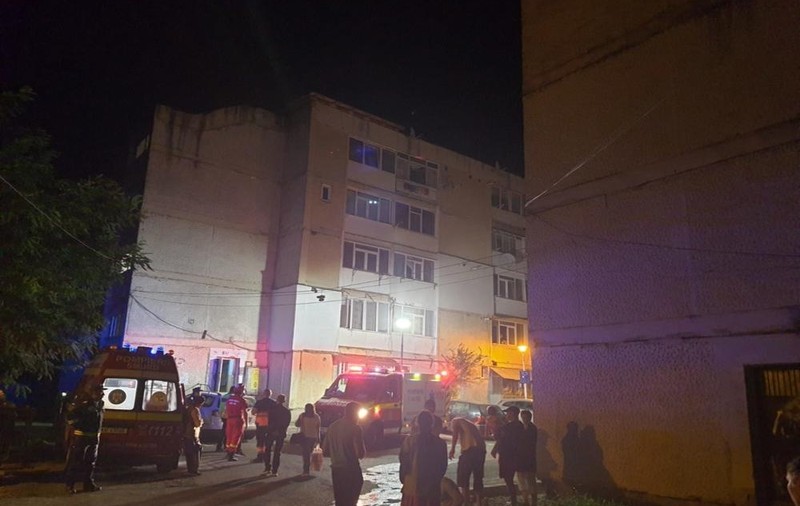Zeci de persoane au fost evacuate dintr-un bloc din Piatra Neamț, din cauza unui incendiu. Focul ar fi fost pus intenționat