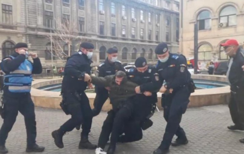 Bărbatul luat pe sus de jandarmi la manifestația de luni din Piața Universității a fost reținut. Procurorii cer arest preventiv