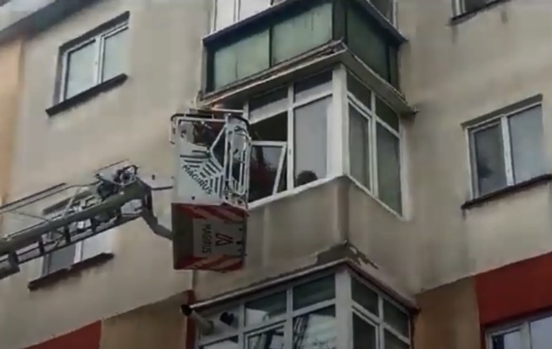 Un copil de 4 ani s-a încuiat în apartament și nu a mai vrut să deschidă ușa părinților, la Ploiești. Au fost chemați pompierii