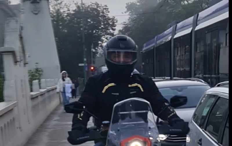 Un polițist a circulat cu motocicleta pe trotuar, în Timișoara și a devenit agresiv cu martorii I VIDEO 