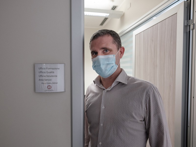 Ovidiu Mititel, care lucrează în administrație la casa de bătrâni de la Spitalul P. Pederzoli din Peschiera del Garda, Italia