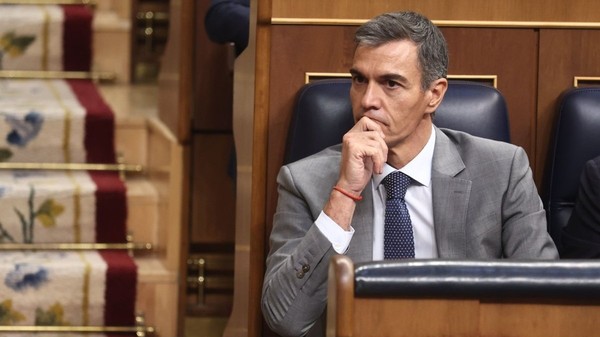 Prim-ministrul spaniol Pedro Sanchez participă la o sesiune plenară a Congresului Deputaților. Sursă foto: Hepta.