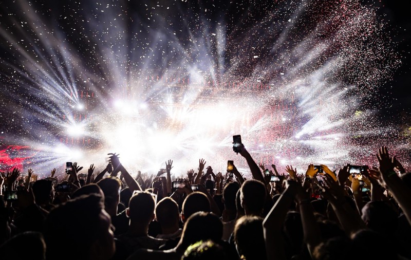 Cum te pregătești pentru un festival sau concert în altă țară – de la bilete la bagaj