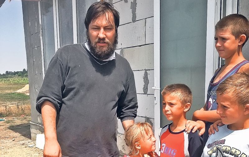 Popa Dan le face casă | Un preot din Iaşi le-a schimbat vieţile enoriaşilor