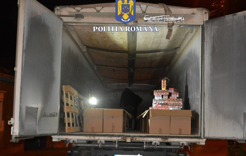 Peste un milion de țigări, ascunse în camionul unui șofer din Arad care spunea că transportă cartofi. Polițiștii din Alba fac cercetări