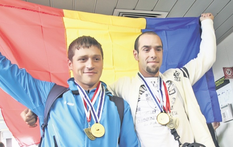 Campionii mondiali la caiac canoe către Emil Boc: «Nu ne tăiaţi din prime»