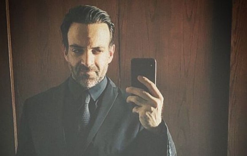Actor în ipostaze incendiare după ce a recunoscut că e bisexual. Se afișează complet dezbrăcat pe rețelele de socializare