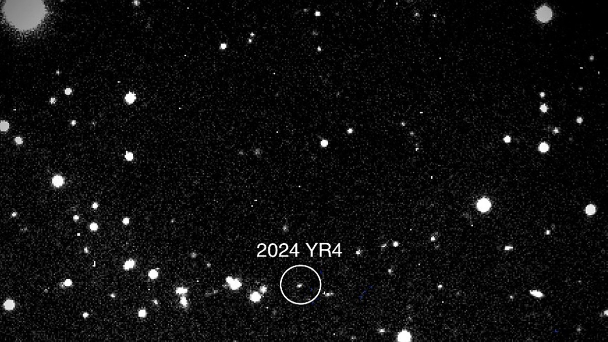 O parte din spațiul cosmic, văzută prin telesop, în mijlocul căreia este identificat asteroidul 2024 YR4.