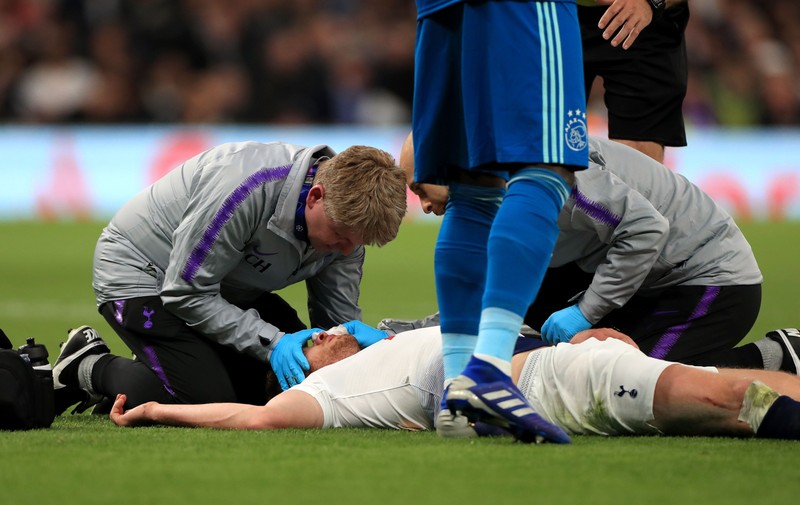 30 April 2019, England, London: Tottenham Hotspur's Jan Vertonghen (C) receives treatment on the pitch after picking up an injury during the UEFA Champions League semifinal first leg soccer match between Tottenham Hotspur and AFC Ajax at the Tottenham Hotspur Stadium. Photo: Mike Egerton/PA Wire/dpa