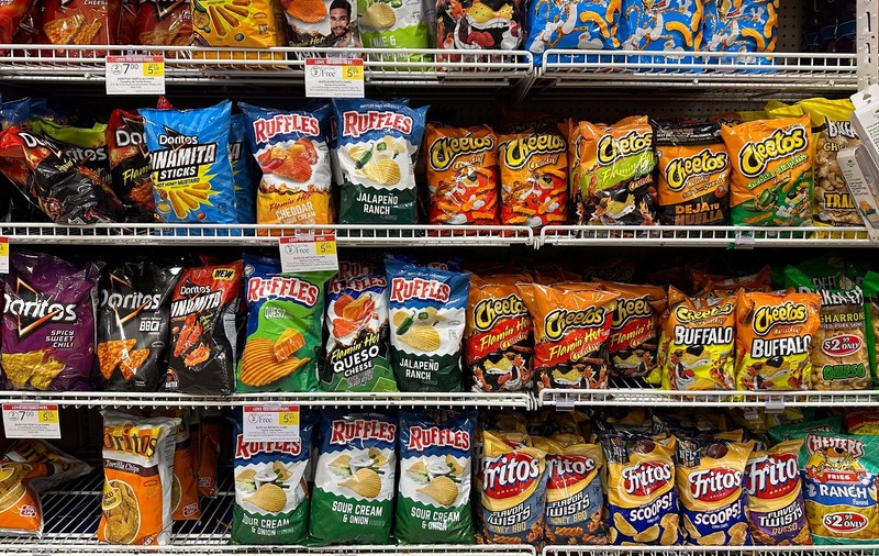 Marea Britanie va interzice reclamele la junk-food pe internet și la TV, pentru combaterea obezității infantile